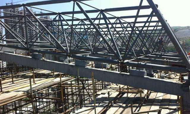 阿拉善盟简述网架公司的黑色压型钢板的吊装步履